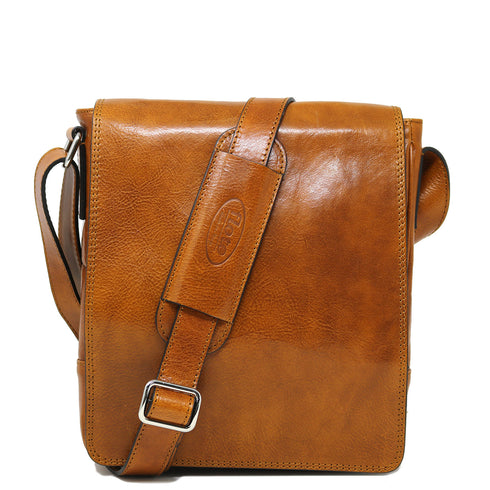 The Floto Siena leather shoulder sling bag is a men's messenger bag that is handcrafted in Italy. This is the Siena Field Bag in Olive Honey Brown.
