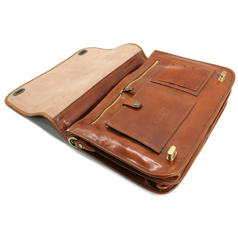 The Floto Roma Messenger Bag is a soft-sided leather bag that is made in Italy with full grain hand-stained leather. This messenger bag has an outside zip pocket, inside pen organizer, and a detachable shoulder strap. This is the Roma Messenger in Olive Brown 3