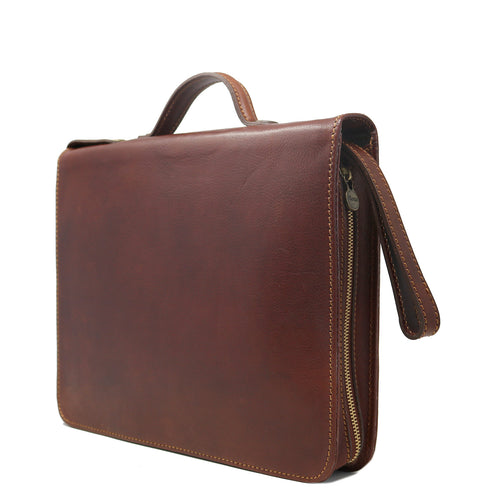 The Floto Venezia Laptop Case is a leather portfolio that is structured and has a brass zipper closure. It can hold a small size laptop and it is handcrafted in Italy with natural full grain leather. This is the Venezia Laptop Case in Vecchio Brown. 8