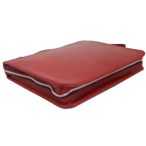 The Floto Venezia Laptop Case is a leather portfolio that is structured and has a brass zipper closure. It can hold a small size laptop and it is handcrafted in Italy with natural full grain leather. This is the Venezia Laptop Case in Tuscan Red. 3