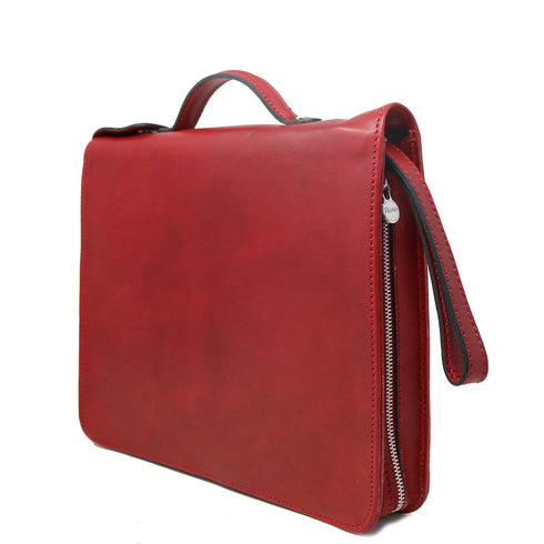 The Floto Venezia Laptop Case is a leather portfolio that is structured and has a brass zipper closure. It can hold a small size laptop and it is handcrafted in Italy with natural full grain leather. This is the Venezia Laptop Case in Tuscan Red. 2