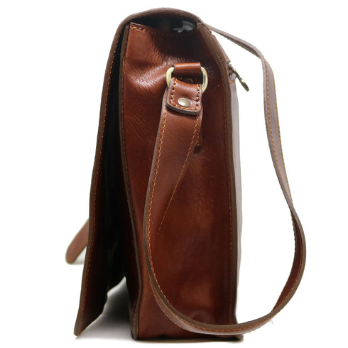 The Floto Firenze leather messenger bag is a men's casual crossbody bag that is handcrafted in Italy. This is the Firenze Messenger in Saddle Brown. 3