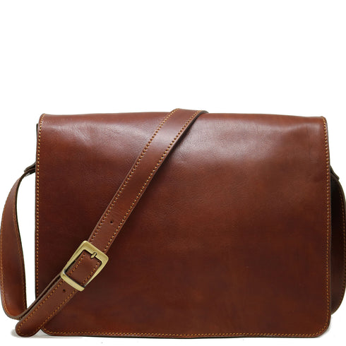 The Floto Firenze leather messenger bag is a men's casual crossbody bag that is handcrafted in Italy. This is the Firenze Messenger in Saddle Brown.