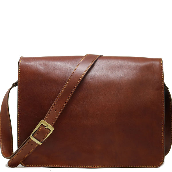 The Floto Firenze leather messenger bag is a men's casual crossbody bag that is handcrafted in Italy. This is the Firenze Messenger in Saddle Brown.