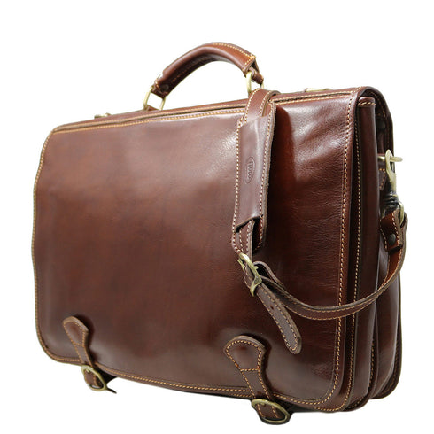 The Floto Piazza leather messenger bag is a men's casual bag that is handcrafted in Italy. This is the Piazza Messenger in Vecchio Brown 5