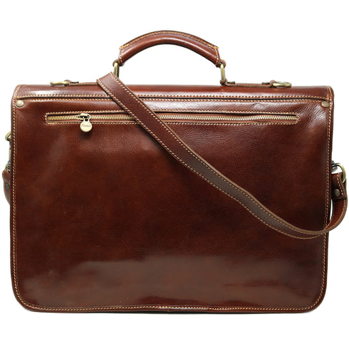 The Floto Piazza leather messenger bag is a men's casual bag that is handcrafted in Italy. This is the Piazza Messenger in Vecchio Brown 4