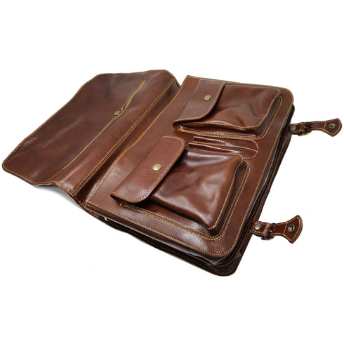 The Floto Piazza leather messenger bag is a men's casual bag that is handcrafted in Italy. This is the Piazza Messenger in Vecchio Brown 3