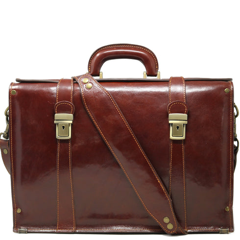 The Floto Trastevere leather briefcase is a men's 5 gusset accordion attache bag that is handcrafted in Italy. This is the Trastevere Brief in Vecchio Brown.