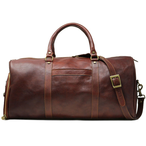 This is the Floto Lugano Weekender Duffle Bag with a built-in shoe compartment. The shoe compartment zips open on the side of the bag for easy adds. This Lugano is pictured in Vecchio Brown. Front view.