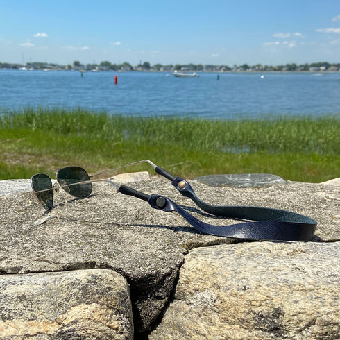 This is a Floto Sunglasses Strap eye wear retainer made from Italian full grain calfskin leather. Blue 3