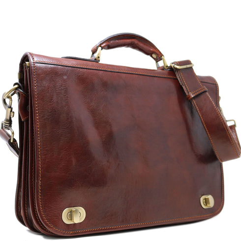 The Floto Roma Messenger Bag is a soft-sided leather bag that is made in Italy with full grain hand-stained leather. This messenger bag has an outside zip pocket, inside pen organizer, and a detachable shoulder strap. This is the Roma Messenger in Vecchio Brown 1