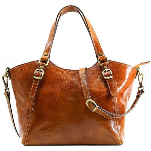 The Floto Ischia Shoulder Bag is a women's leather bag that is handcrafted in Italy. It has comfortable shoulder straps that are adjustable and includes a detachable crossbody strap. This is the Ischia Shoulder Bag in Olive Honey Brown.