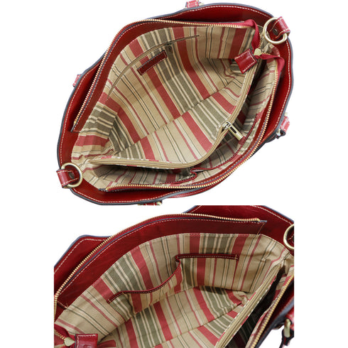 The Floto Ischia Shoulder Bag is a women's leather bag that is handcrafted in Italy. It has comfortable shoulder straps that are adjustable and includes a detachable crossbody strap. This is the Ischia Shoulder Bag in Tuscan Red- inside view.